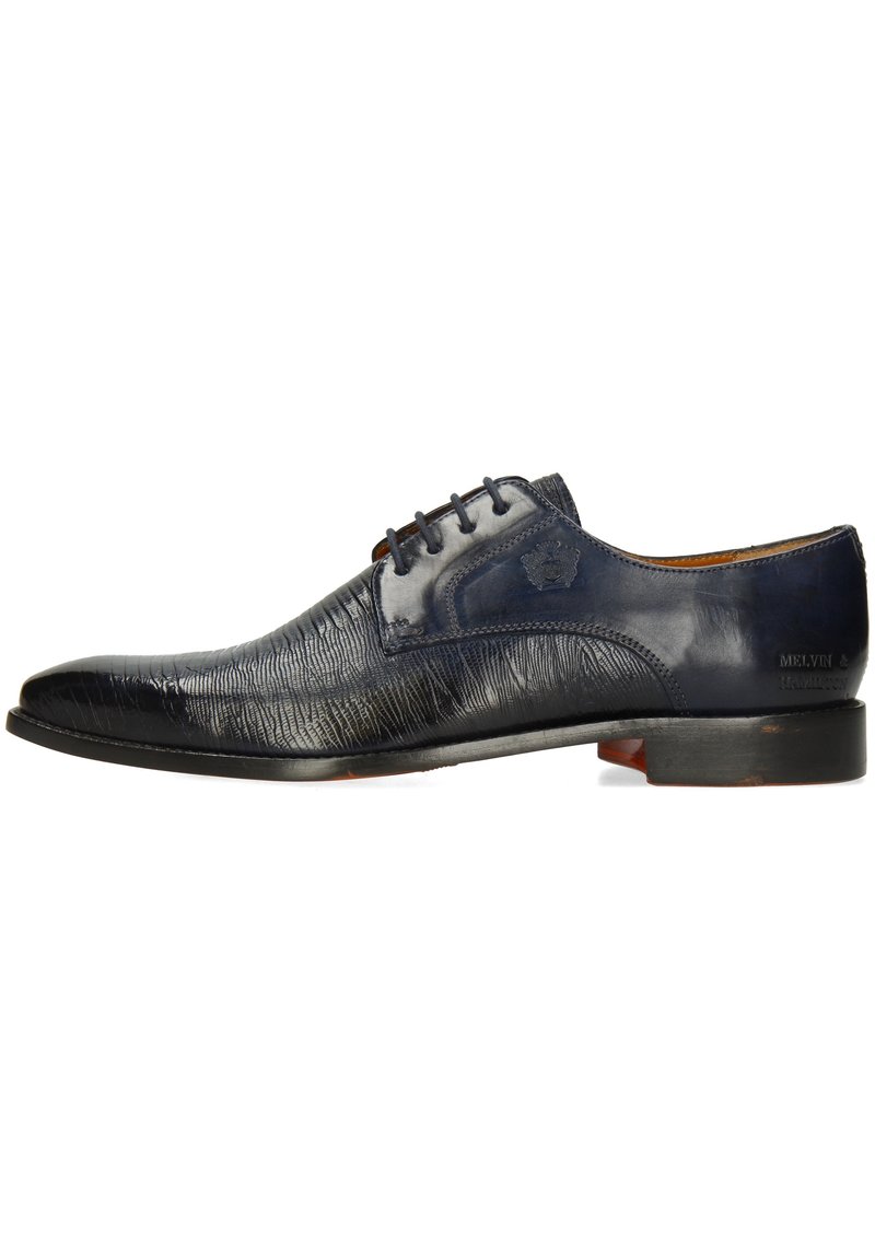Scarpa in pelle blu navy con finitura testurizzata, punta arrotondata, design con lacci e accenti lisci a contrasto sui lati e sul retro.