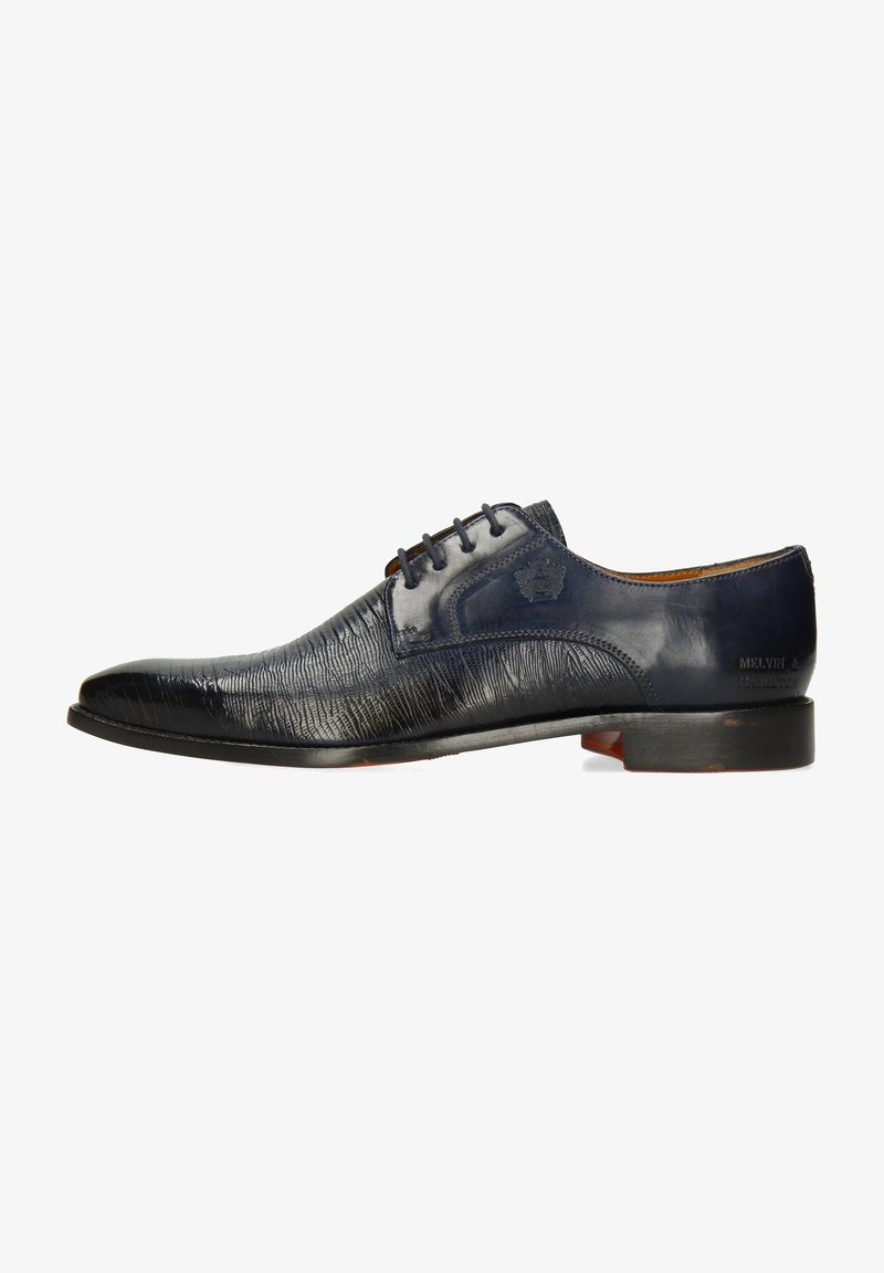 Scarpa in pelle blu navy con finitura testurizzata, punta arrotondata, design con lacci e accenti lisci a contrasto sui lati e sul retro.