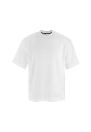 Weißes T-Shirt mit kurzen Ärmeln aus glattem Stoff, ausgestattet mit einem Rundhalsausschnitt und einem minimalistischen Design mit dezentem Branding am Saum.