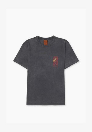 Maglietta di cotone grigia con collo rotondo, maniche corte e grafica rossa di un uccello e la lettera "N" sul petto sinistro. Tessuto slavato.