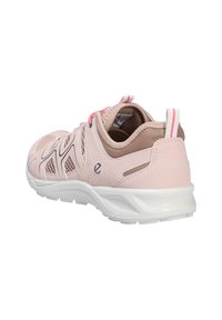Chaussure de sport rose avec des panneaux en maille et des accents synthétiques. Dispose d'une semelle blanche et d'une boucle décorative avec des rayures rouges et blanches.