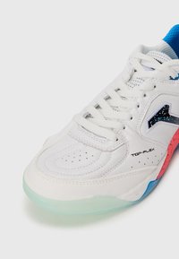 Baskets blanches avec tige en cuir, détails perforés et accents colorés en rose et bleu. Dotées de lacets plats et d'une semelle translucide.