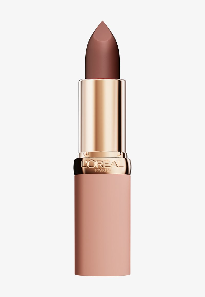 L'Oréal Paris lippenstift in matte nude tint met gouden metalen huls en zachte roze dop op witte achtergrond.