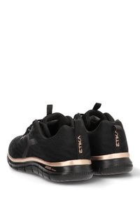 Zapatillas deportivas negras con parte superior de malla, suela acolchada y acentos en oro rosado. Presentan tiradores y un diseño texturizado en los laterales.