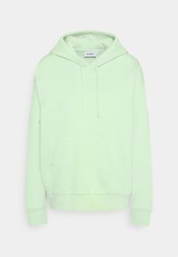 Sudadera verde menta hecha de tela suave, con un amplio bolsillo frontal, capucha con cordón ajustable y puños acanalados.