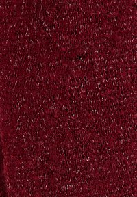 Tejido de punto burdeos con una superficie texturizada y detalles de hilo plateado, creando una apariencia vibrante y rica.
