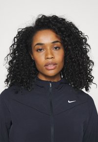 Nike Performance SWIFT  - Løbejakker - black/reflective silver