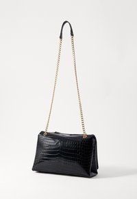 Borsa nera in pelle sintetica effetto coccodrillo con forma rettangolare strutturata, tracolla in catena dorata e superficie liscia. Chiusura con zip superiore.