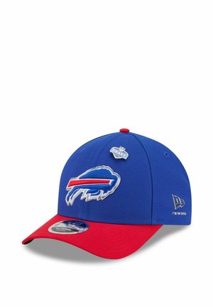 Blau-rote Baseballkappe mit Buffalo Bills-Logo und NFL Draft-Pin vorne, New Era-Logo an der Seite, gebogener Schirm.