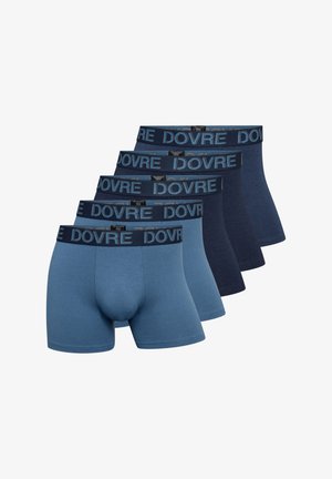 Sæt af fem par boxershorts i varierende nuancer af blå. Hver har en sort elastik med "DOVRE" i kontrasterende blå skrifttype. Glat tekstur.