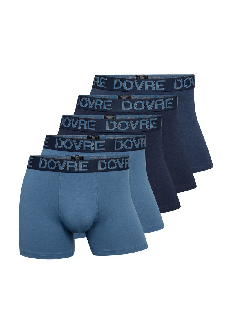 Sæt af fem par boxershorts i varierende nuancer af blå. Hver har en sort elastik med "DOVRE" i kontrasterende blå skrifttype. Glat tekstur.