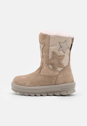 Sandfarbene Wildlederstiefel mit einem weichen rosa Pelzfutter, das ein Sternenmuster und graue Sternapplikationen an der Seite aufweist; strukturierte Gummisohle.