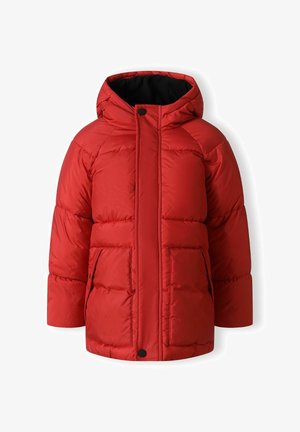 Piros párnázott dzseki kapucnival, elülső cipzárral, két nagy elülső zsebbel és fekete belső béléssel. Sima, szigetelt anyag.