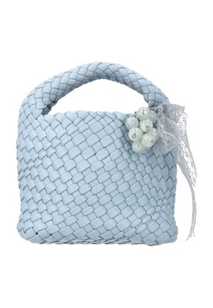Lichtblauwe geweven handtas met een gevlochten handvat, versierd met een cluster parels en een kanten lint aan één zijde.
