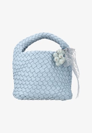 Sac à main tissé bleu clair avec une poignée tressée, décoré d'un bouquet de perles et d'un ruban en dentelle sur un côté.