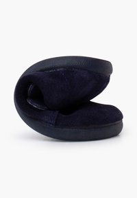 Zapatilla de ante azul marino con un diseño redondeado, textura suave y suela de goma negra, con una posición doblada que indica flexibilidad.