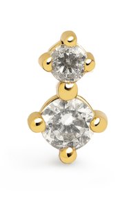 Boucle d'oreille en ton or avec deux pierres rondes claires et étincelantes. La pierre plus grande est positionnée en dessous de la plus petite, toutes deux avec des sertissages lisses et des accents ronds.