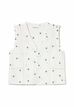 Blouse blanche sans manches avec motifs brodés bleus, boutonnage devant, bords froncés aux épaules et panneaux ornés de dentelle.