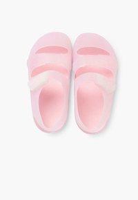 Růžové sandály vyrobené z měkkého a flexibilního materiálu s otevřenou špičkou. Mají dva nastavitelné popruhy pro lepší přizpůsobení a texturovanou stélku.