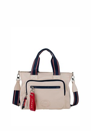 Bolso de nylon beige con asas dobles y correa de hombro ajustable a rayas. Cuenta con un bolsillo delantero con cremallera y un adorno de llavero rojo.