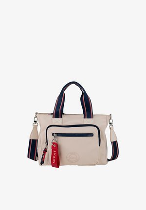 Bolso de nylon beige con asas dobles y correa de hombro ajustable a rayas. Cuenta con un bolsillo delantero con cremallera y un adorno de llavero rojo.