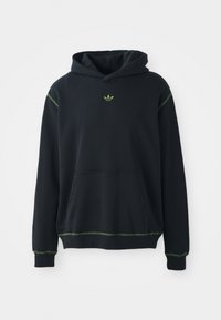 Svart hoodie med en ficka, gröna sömmar och en liten grön logotyp på bröstet. Har en dragsko i huva och långa ärmar.