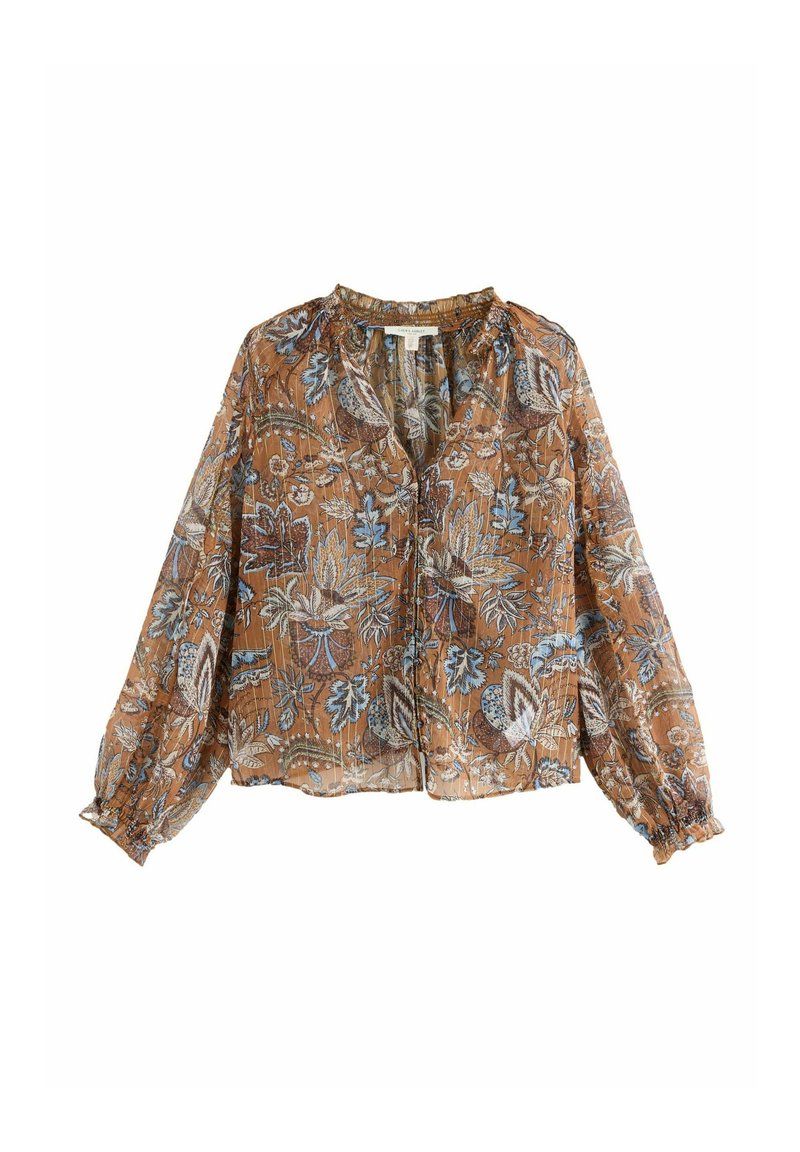 Hnedá kvetinová blúzka s dlhými rukávmi, so zvrásneným výstrihom, z ľahkej priesvitnej látky, s detailnými vzormi v modrej a bielej farbe.