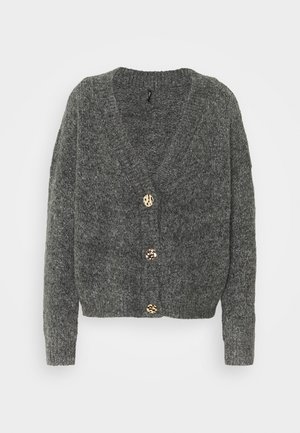 Šedý pletený kardigan s výstřihem do V, dlouhými rukávy a čtyřmi dekorativními knoflíky s leopardím potiskem. Texturovaná látka.