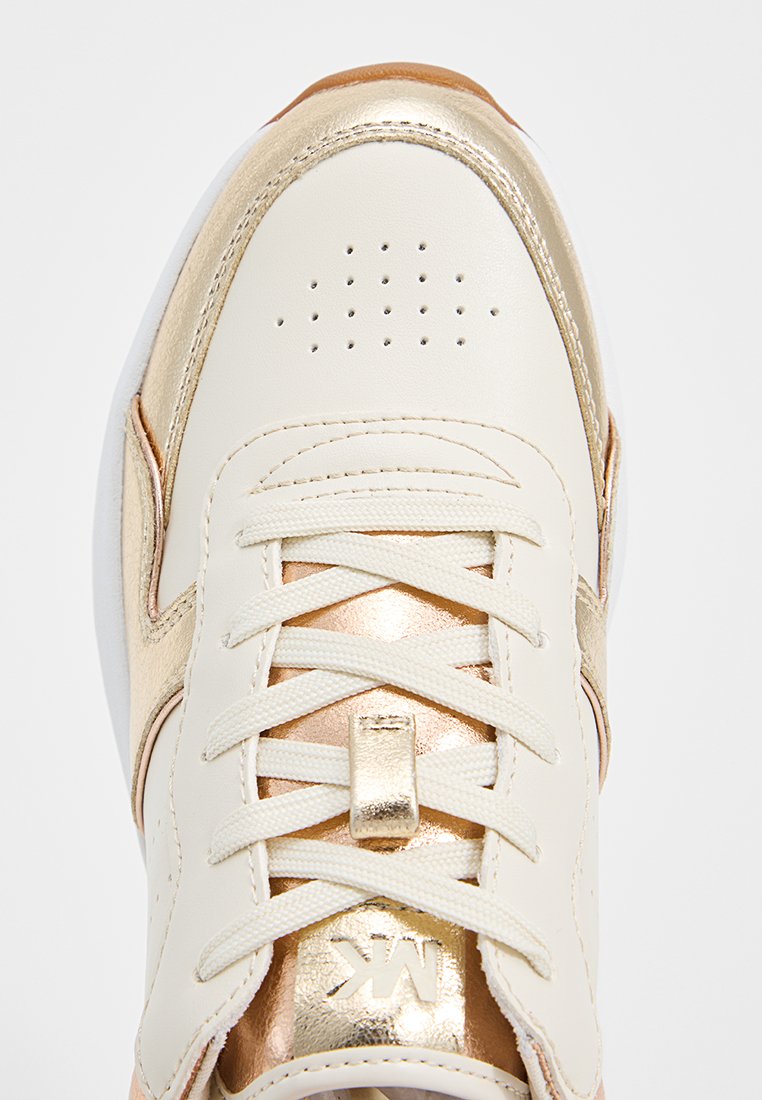 Baskets en cuir blanc avec accents dorés métalliques, lacets plats, bout perforé et semelle en caoutchouc avec logo.