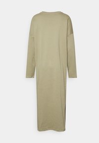 Vestido longo e folgado em tecido verde oliva claro. Apresenta mangas longas e um decote arredondado com uma textura simples e suave.