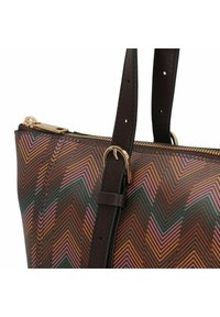 Sac à main multicolore avec un motif en zigzag orange, rose et vert. Équipé de poignées en cuir marron et d'une fermeture éclair en métal doré.