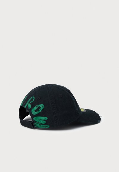 Cappellino da baseball nero con un design astratto verde su un lato, realizzato in cotone, con visiera curvata e cinturino regolabile sul retro.