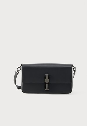 Čierna kožená taška cez rameno s obdĺžnikovým tvarom, ozdobená lesklou čiernou sponou a nastaviteľným popruhom. Hladká textura, minimalistický dizajn.
