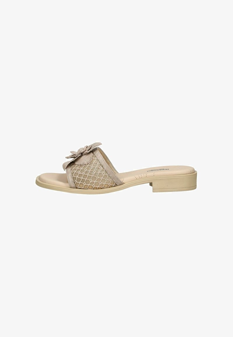 Sandale beige à bout ouvert avec talon bas, panneau latéral en mesh et fleur décorative sur la bride.
