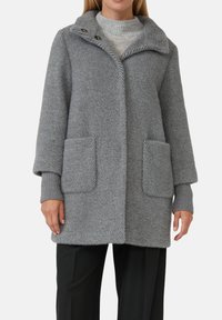 Grauer gestrickter Mantel mit Zickzackmuster, breitem Kragen, zwei vorderen Taschen und gerippten Ärmelabschlüssen, in einem lässigen, übergroßen Schnitt.