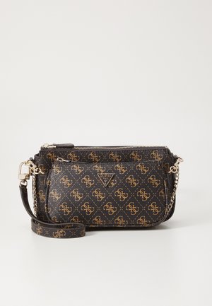 Must musta nahkaga crossbody kott kuldse logo mustriga, tõmblukuga, kett- ja rihma aktsentidega, millel on kolmnurkne logo plaak.