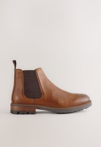 Bottine Chelsea en cuir marron avec panneau latéral élastique, languette au talon, semelle cousue et semelle extérieure en caoutchouc robuste.