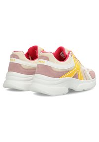 Vícebarevné tenisky s bílým a růžovým síťovaným svrškem, žlutými akcenty a robustní bílou podrážkou. Disponují polstrovaným límcem a živým vnitřním podšíváním.