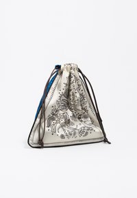 Bolsa de cordón en color crema con acentos azules, que presenta un diseño en arte lineal negro de animales y patrones florales. Material de textura suave con cuerdas marrones.