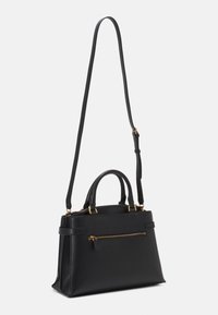 Czarna skórzana torebka o strukturalnym designie, z górnymi uchwytami, regulowanym paskiem na ramię, złotymi akcentami i przednią kieszenią na zamek.