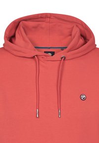 Felpa corallo con un grande cappuccio, coulisse con punte in metallo e un piccolo logo applicato sul petto, realizzata in tessuto morbido con una superficie liscia.