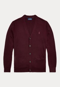 Burgundinpunainen neulottu neuletakki, jossa V-kaula-aukko, kuusi mustaa nappia, kaksi etutaskua ja rinnan kohdalla kirjailtu logo.