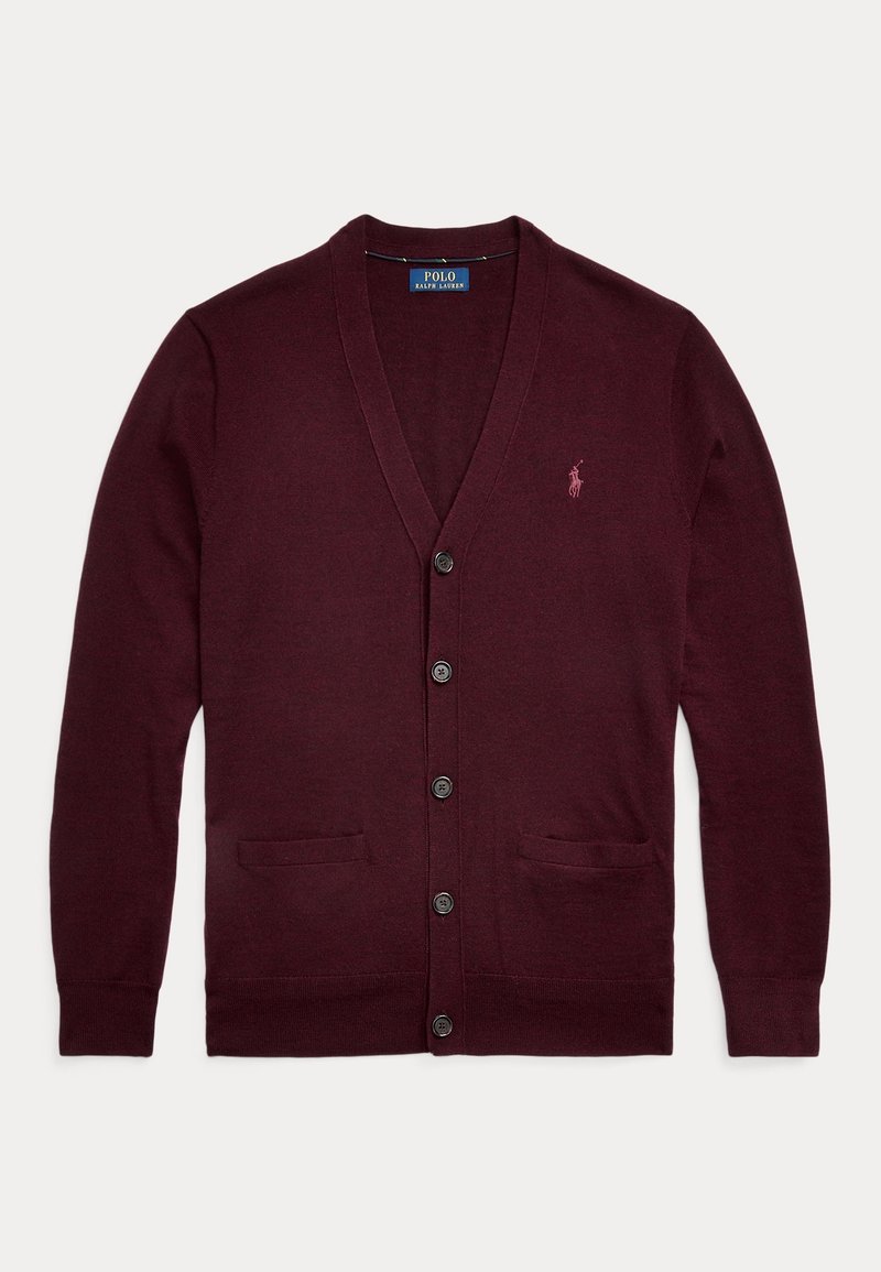 Burgundinpunainen neulottu neuletakki, jossa V-kaula-aukko, kuusi mustaa nappia, kaksi etutaskua ja rinnan kohdalla kirjailtu logo.