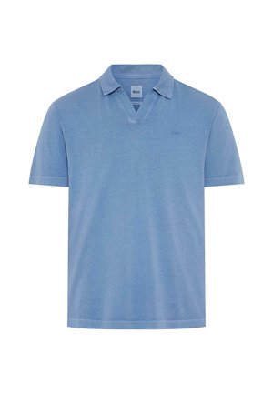 Polo celeste a maniche corte con colletto a V aperto e piccolo logo "Brax" sul petto sinistro.