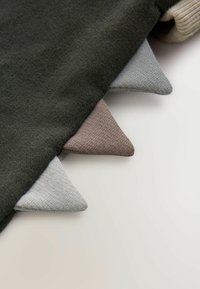 Maglione in tessuto verde scuro con accenti triangolari in grigio chiaro, beige e taupe. Texture liscia con variazioni di colore.