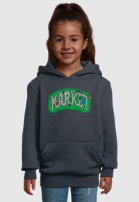 Felpa grigia con cappuccio, decorata con una grafica verde che scrive "MARKET" con elementi di design giocosi. Materiale morbido, tasca frontale e polsini a coste.