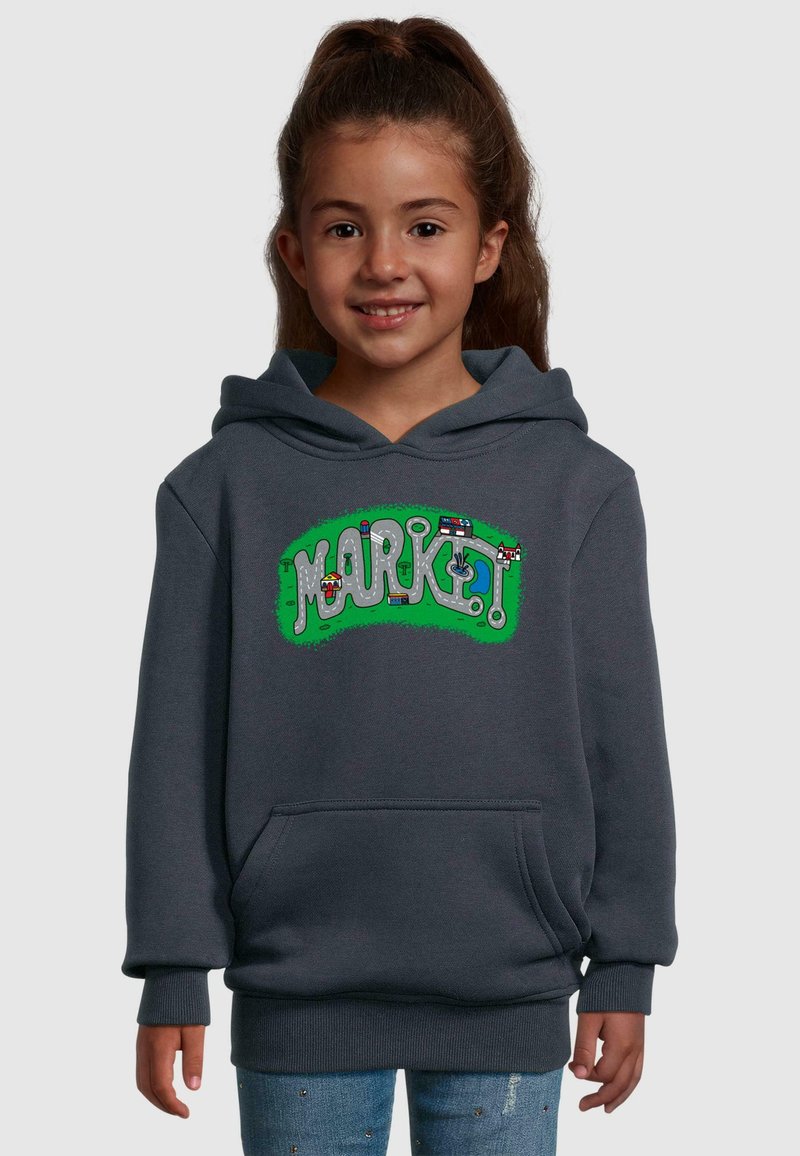 Felpa grigia con cappuccio, decorata con una grafica verde che scrive "MARKET" con elementi di design giocosi. Materiale morbido, tasca frontale e polsini a coste.