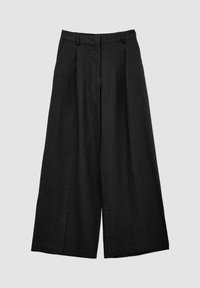 Pantaloni neri a gamba larga realizzati in un tessuto strutturato, con un design plissè, passanti per cintura e tasche laterali.