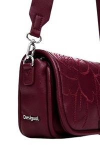 Borsa a tracolla in pelle borgogna con design floreale in rilievo, hardware argentato, tracolla regolabile e dettagli del logo sul davanti.