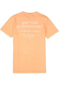 Camiseta de algodón melocotón con mangas cortas, que presenta texto en blanco en la parte trasera: "garcia jeanswear urbania - italia gente con carácter desde 1972."